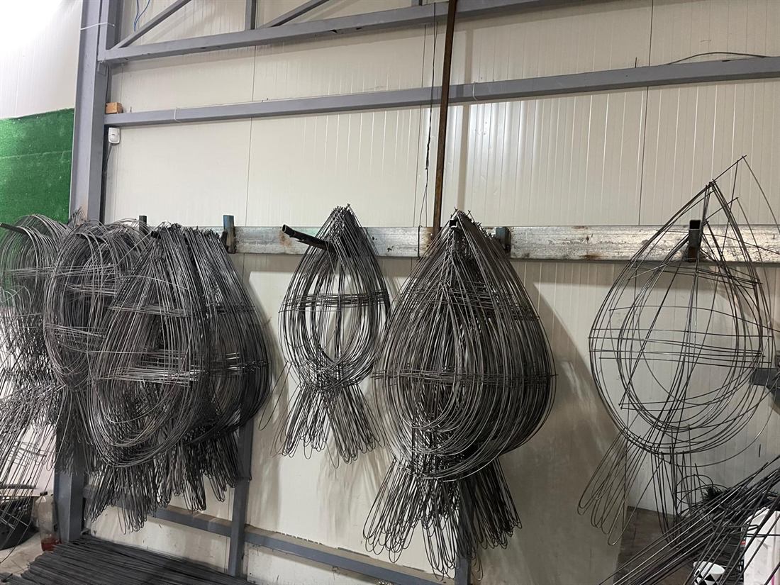Cadre metalice sudate — lacrimă, rotund, cruce — atârnate în hală