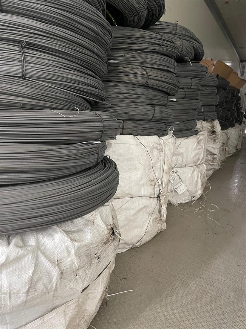 Colaci de sârmă depozitați în hala de producție